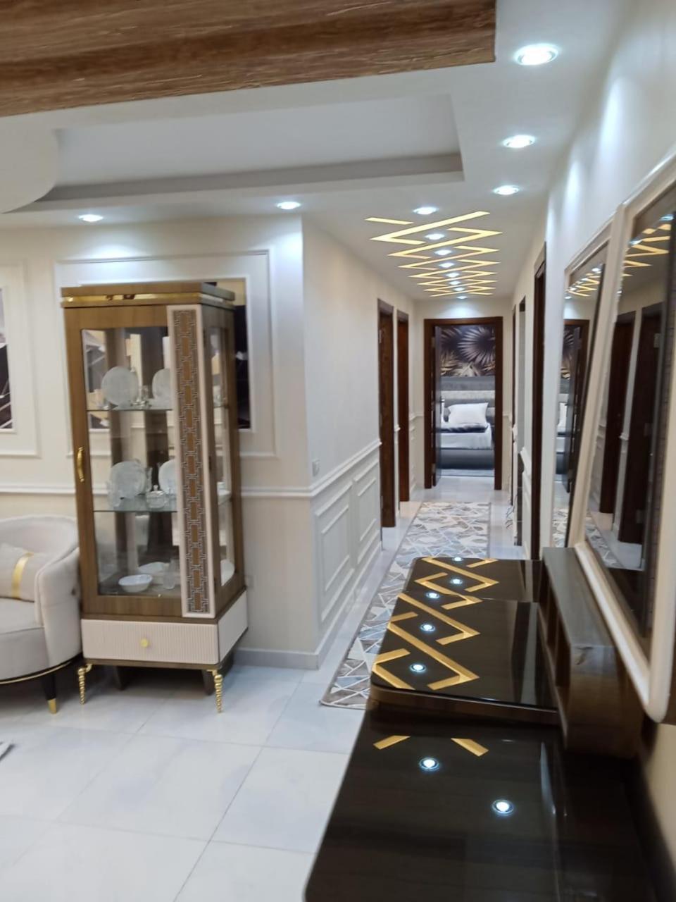 Apartment جديدة رائعة باطلالة جانبية على النيل وبالقرب من جميع الاماكن الحيوية في المهندسين Cairo